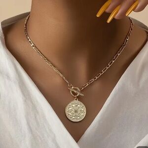 Elegant Gold Pendant Necklace